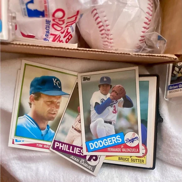 Topps, assorted Baseball Cards Box, O-Pee-Chee, and a Braves baseball - Picture 2 of 8